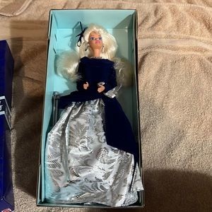 1995 Winter Velvet Mattel Barbie -an Avon Exclusive- New in Box